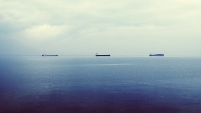 三个船在平静的水域
